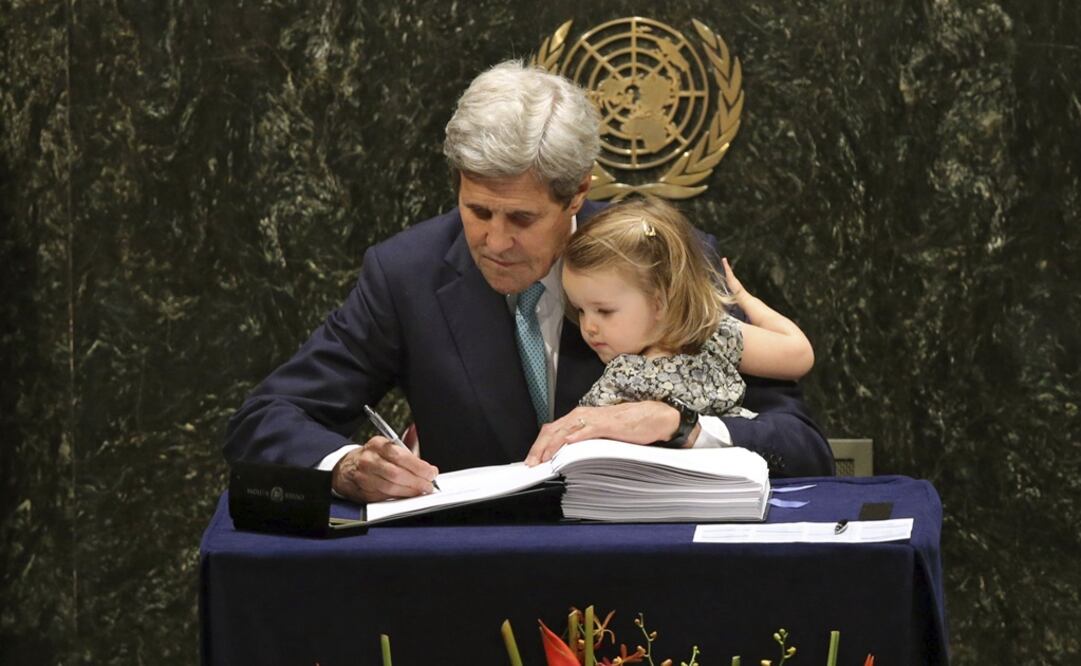 El Secretario General John Kerry, que, junto a su nieta, firma el Acuerdo de París contra el cambio climático. FOTO: Archivo/ EL UNIVERSAL