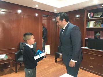 Niño de Huixquilucan cobró salario por ser edil por un día