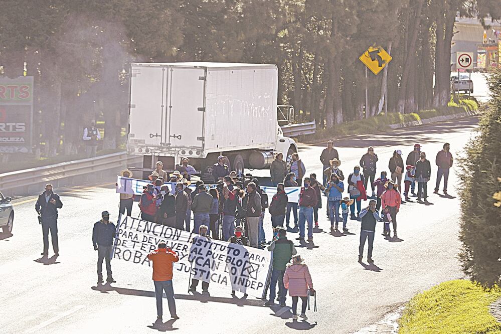 Los pobladores bloquearon la vialidad por más de dos horas. Foto: Jorge Alvarado. El Universal 