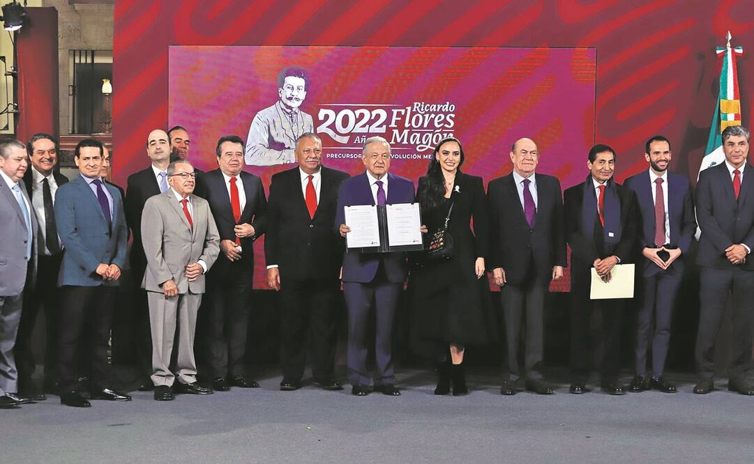 Representantes de 15 empresas participaron en la firma del Apecic durante la conferencia matutina del presidente Andrés Manuel López Obrador. Foto: Berenice Fregso/ EL UNIVERSAL