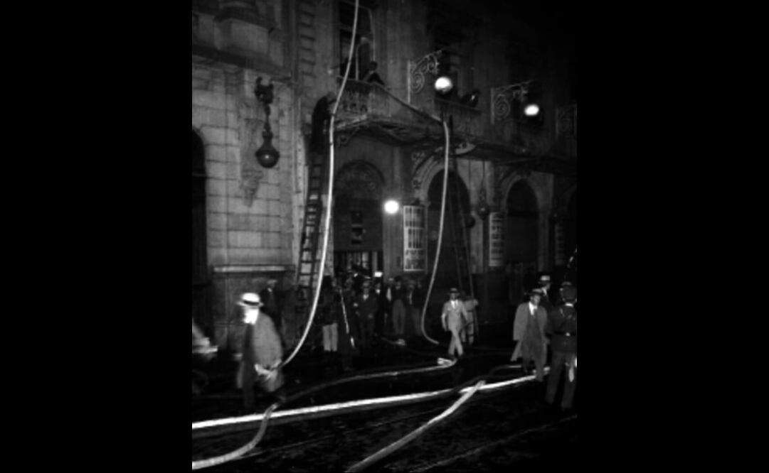 Bomberos tratando de apagar el fuego en el Teatro Principal. Foto: Fototeca Nacional vía Mediateca INAH