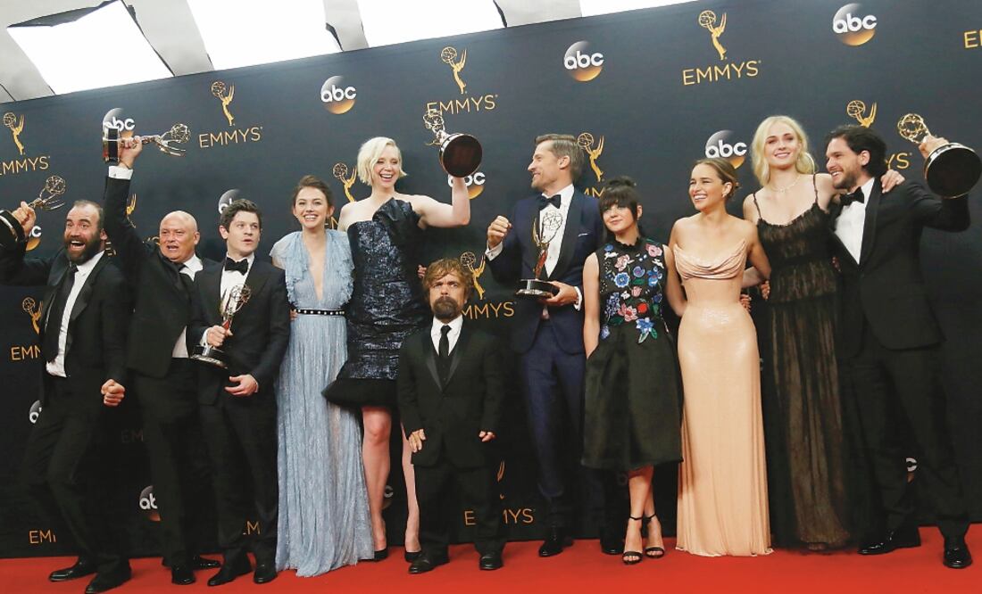 El elenco Game of Thrones se coronó como la serie que más galardones consigue en una sola edición en la historia de los Emmy (AGENCIAS)