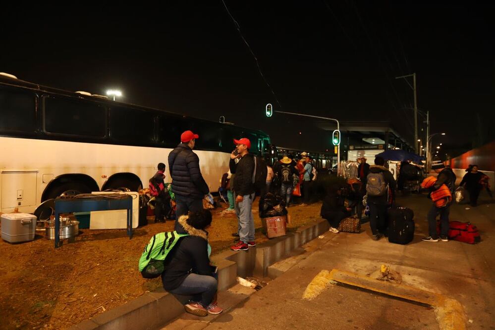 La organización Antorcha Campesina retira el cerco que mantenía en las afueras del Palacio Legislativo de San Lázaro desde el viernes (BERENICE FREGOSO. EL UNIVERSAL)