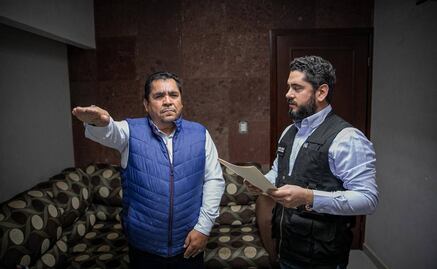 Graban a funcionario borracho con dos mujeres en vehículo oficial en Sinaloa; lo destituyen