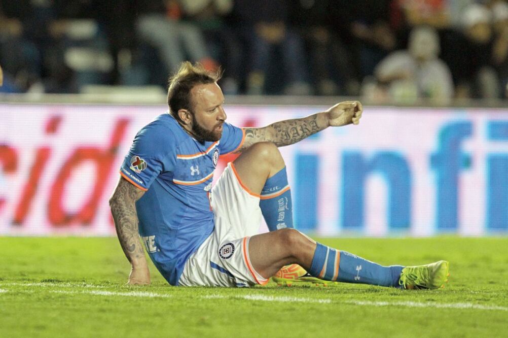 Matías Vuoso se tumbó en la grama, cual fiel reflejo de la decepción y de la virtual eliminación cruzazulina (CARLOS MEJIA. EL UNIVERSAL)