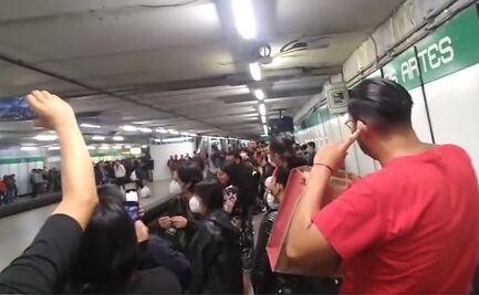 Video: Usuarios corean éxito de Alaska en el Metro de CDMX y se vuelve viral