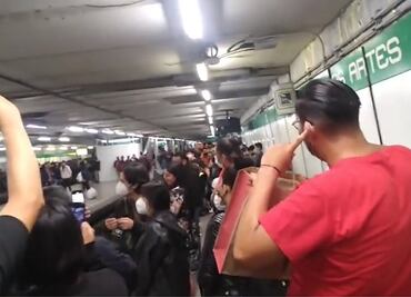 Video: Usuarios corean éxito de Alaska en el Metro de CDMX y se vuelve viral
