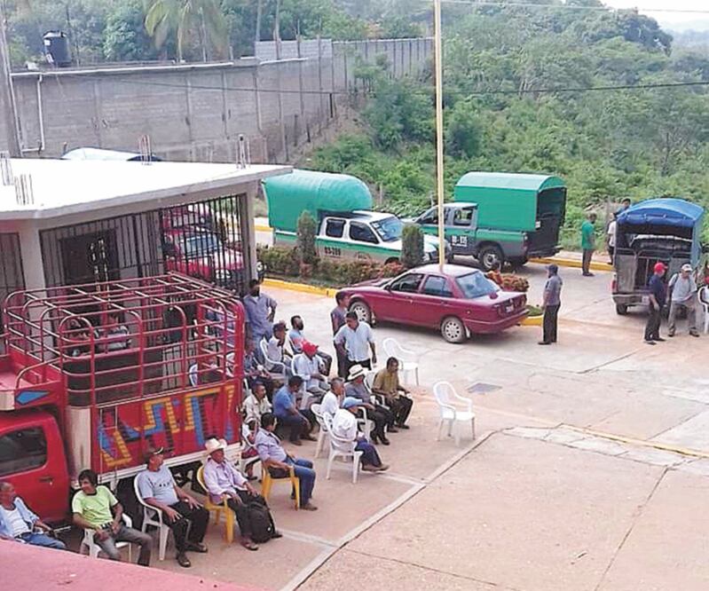 Ejidatarios de San Juan Guichicovi atravesaron vehículos en la carretera; temen que empresarios afecten terrenos comunitarios. Foto: Roselia Chaca/EL UNIVERSAL