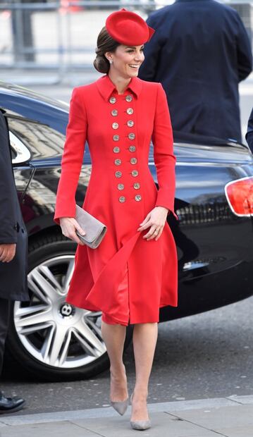 Kate Middleton sorprende en Londres con su look en rojo