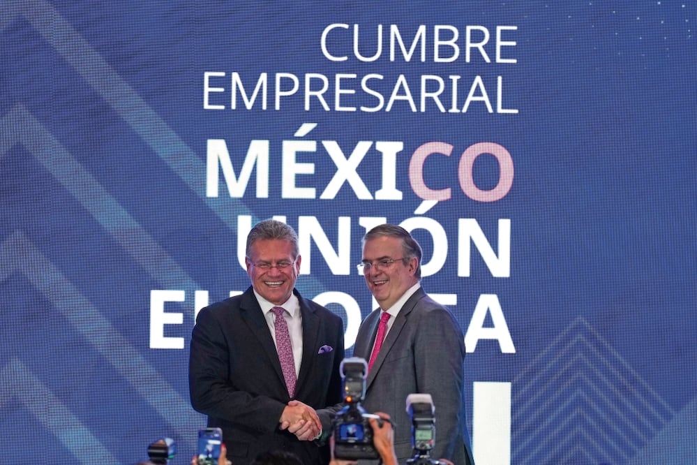 Maroš Šefčovič, comisario de Comercio y Seguridad Económica de la UE, y Marcelo Ebrard, en la cumbre. Foto: Fernando Llano/ AP