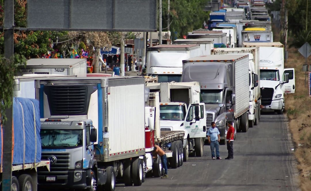 Conductores de tráileres varados en la carretera Lechería-Texcoco, casi en su entronque con la Vía José López Portillo. Foto: Luis Camacho | El Universal