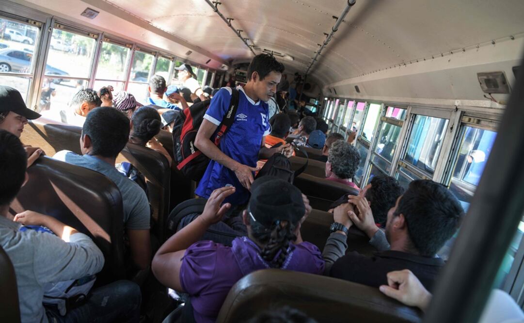 El grupo de salvadoreños partió la mañana del pasado domingo del monumento El Salvador del Mundo, San Salvador. Cruzaron Guatemala a bordo de autobuses hasta esta localidad fronteriza con México (Foto: AFP)