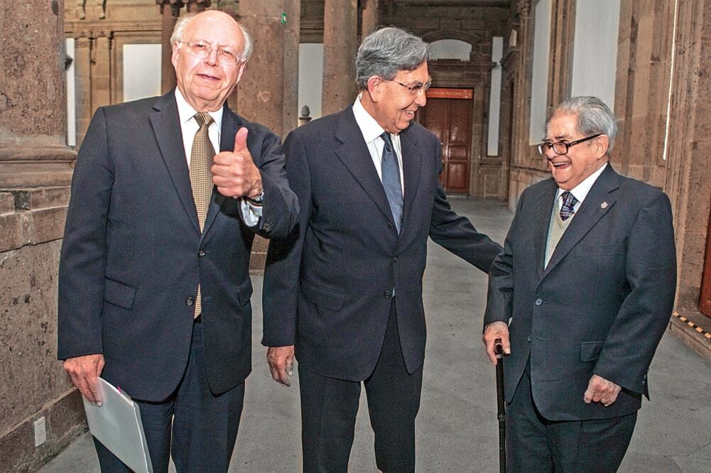José Narro Robles, Cuauhtémoc Cárdenas Solórzano y Miguel León-Portilla conversan en el Palacio de Minería, donde el historiador fue galardonado (CRISTOPHER ROGEL. EL UNIVERSAL)