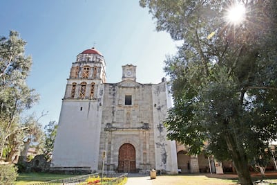 En Malinalco ofician misas entre los escombros