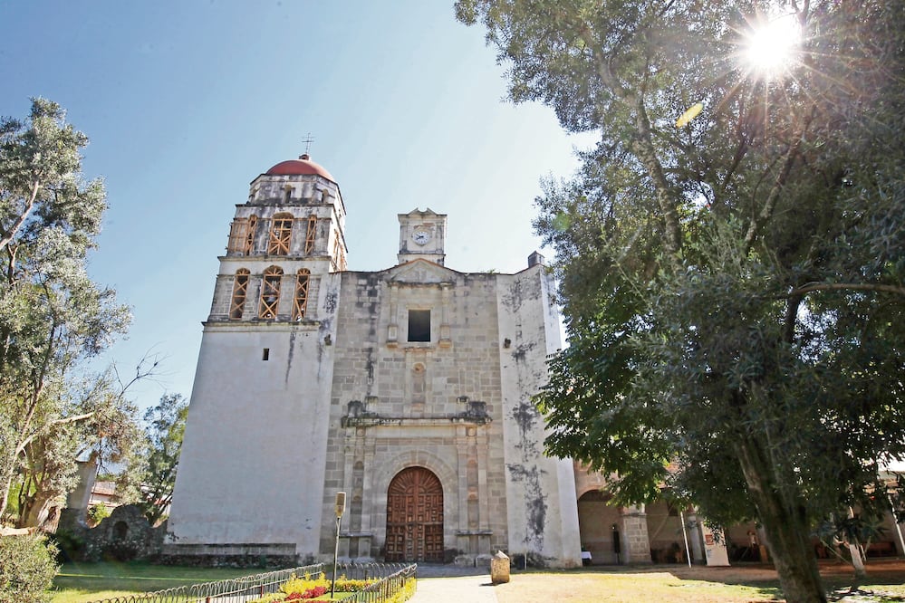 La Parroquia del Divino Salvador está apuntalada pero oficia celebraciones (JORGE ALVARADO. EL UNIVERSAL)