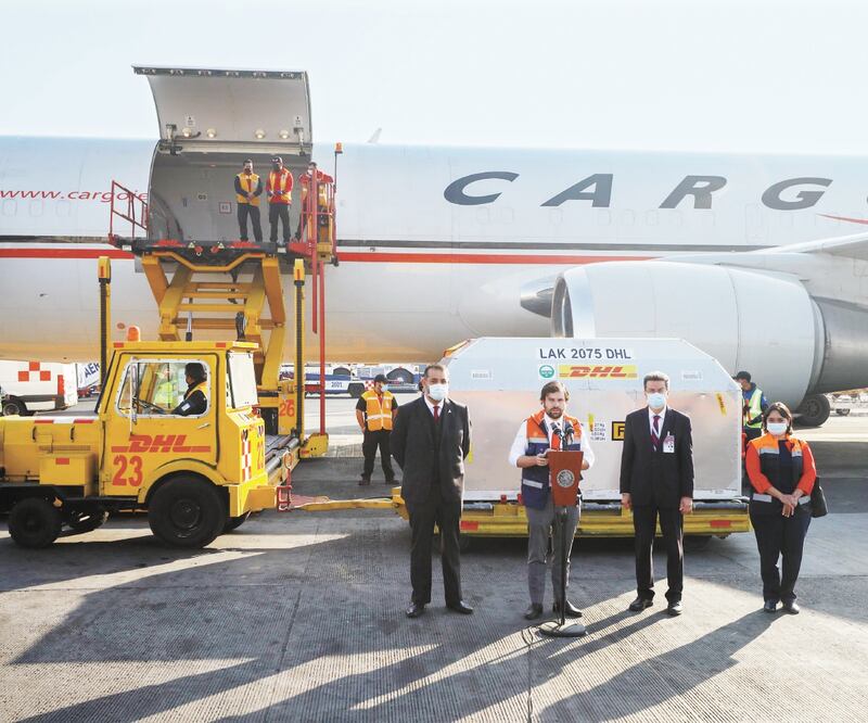 Otro lote de vacunas arribó ayer al aeropuerto capitalino. Foto: DIEGO SIMÓN SÁNCHEZ. EL UNIVERSAL