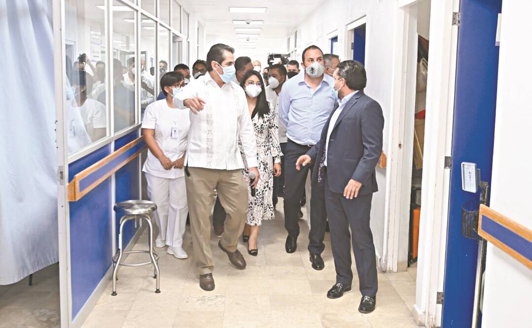 El gobernador (atrás a la der.) especificó que ante la pandemia es importante dotar a la ciudadanía de servicios de salud de calidad. Foto: Especial