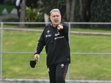 'Tata' Martino fue operado de la retina; no estará con la Selección Mexicana