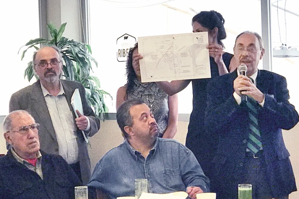 Desacuerdo. Colonos de Lomas Verdes mostraron las zonas que impactarían el crecimiento urbano con la edificación del centro tecnológico El Cristo. (REBECA JIMÉNEZ. EL UNIVERSAL)