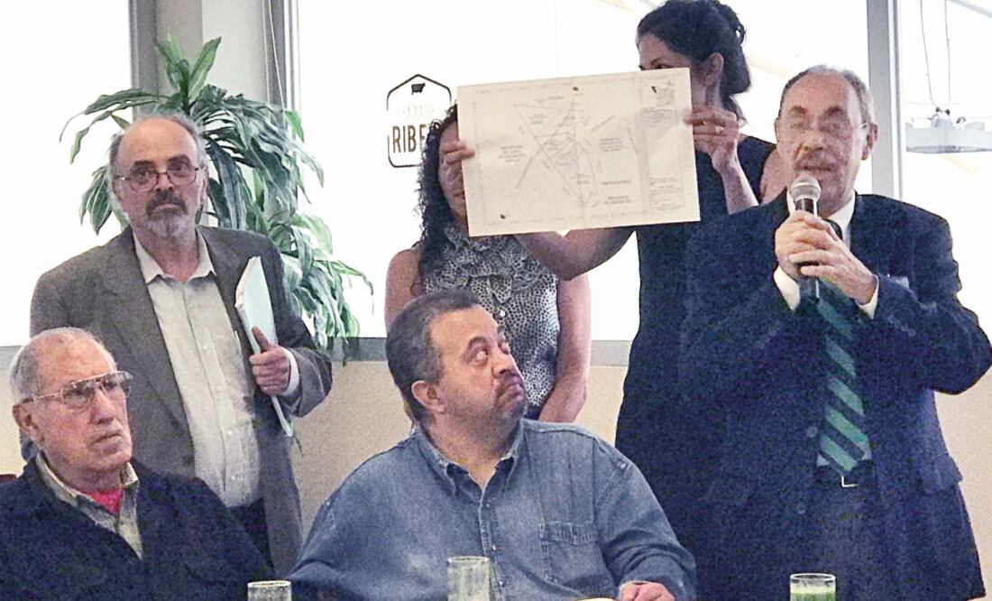 Desacuerdo. Colonos de Lomas Verdes mostraron las zonas que impactarían el crecimiento urbano con la edificación del centro tecnológico El Cristo. (REBECA JIMÉNEZ. EL UNIVERSAL)