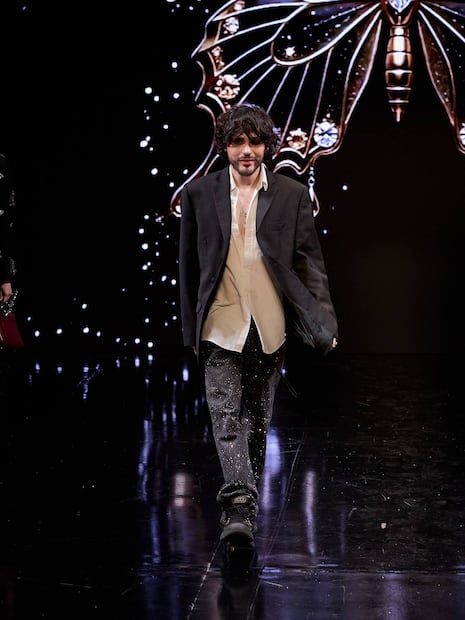 El diseñador Jesús de la Garsa al final de la presentación de su colección Supernova en Intermoda 85. Foto: Cortesía Intermoda