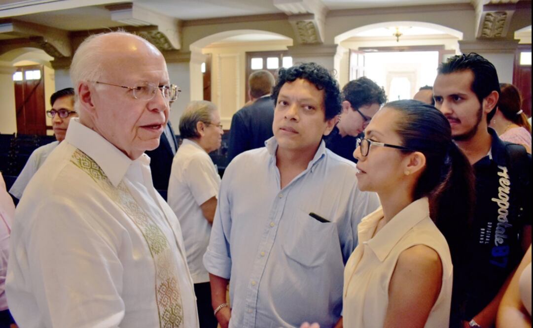 El secretario de Salud convivió con estudiantes cubanos. /@JoseNarroR