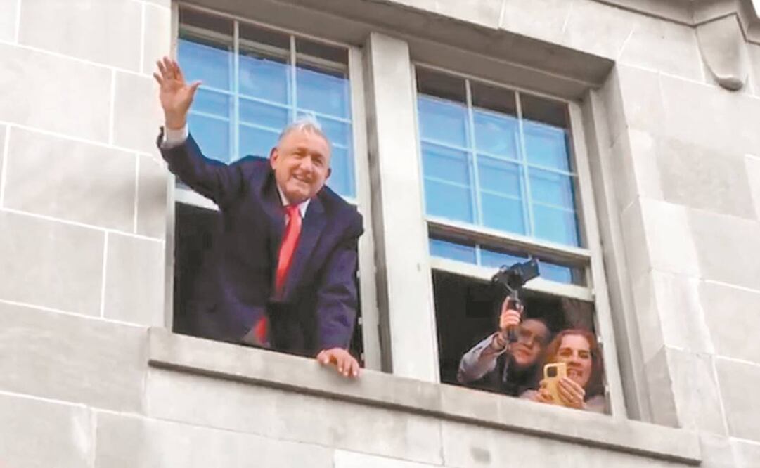 El presidente Andrés Manuel López Obrador, fuera de todo protocolo, se asomó por una ventana del hotel Lombardy para saludar a los connacionales que acudieron a su encuentro. Foto: TOMADA DE VIDEO