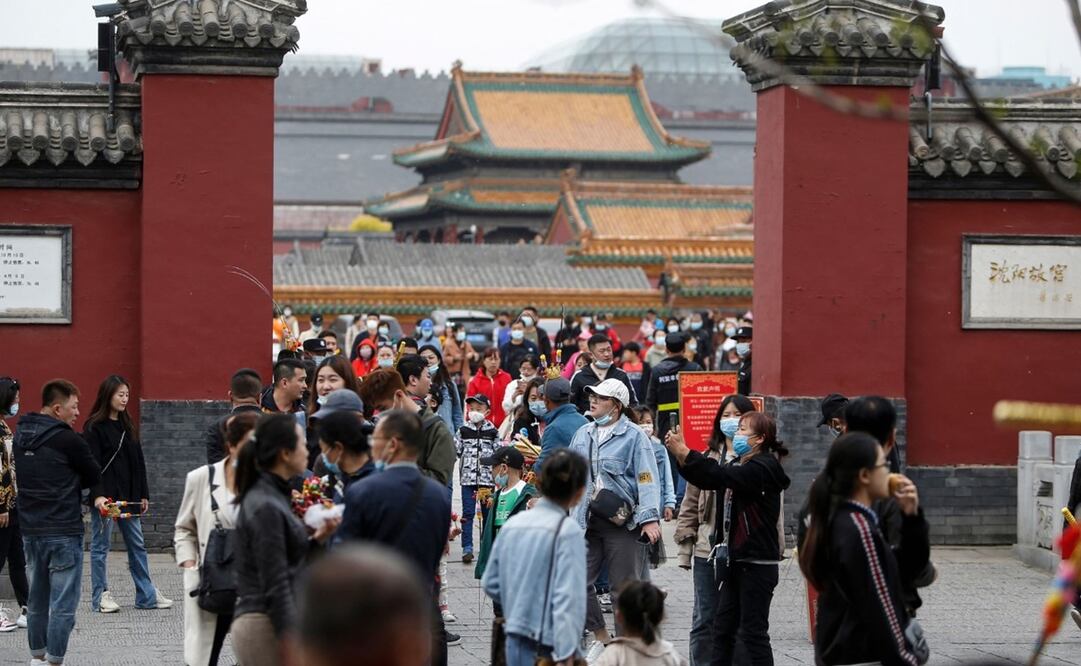 Visitantes en el Palacio Imperial Shenyang, conocido también como Palacio Mukden, en la provincia china de Liaoning, aprovechando el feriado por el Día del Trabajo, que va del 1 al 5 de mayo. Foto: AFP