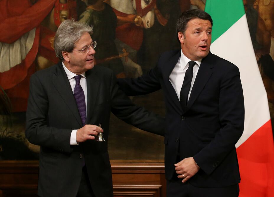 El nuevo primer ministro de Italia, Paolo Gentiloni, y Matteo Renzi (Foto: Reuters)