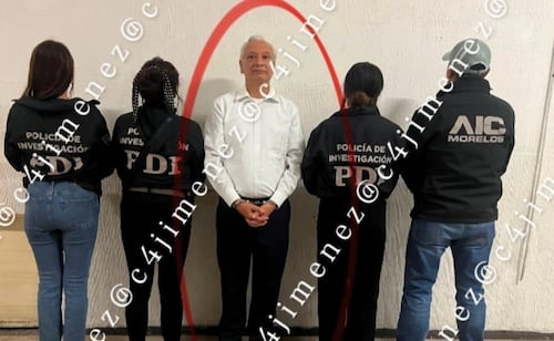 Frente a un café, esposado y escoltado; así detuvieron a Víctor Rodríguez Padilla, exdirector de Pemex