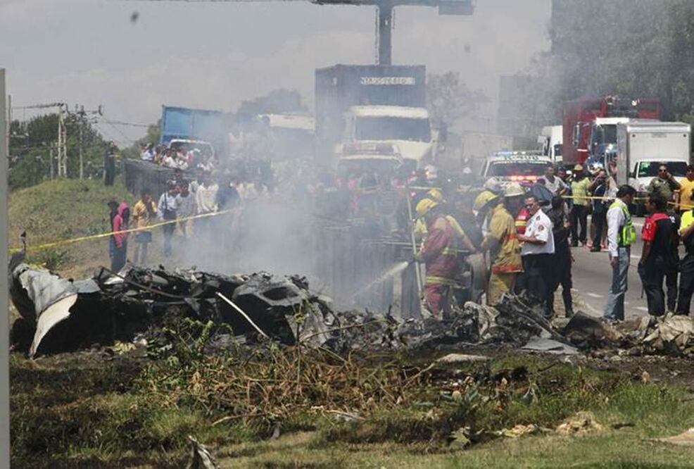 La aeronave se estrelló a la altura del kilómetro 200 de la autopista México Querétaro. En el lugar hay varias unidades de Protección Civil y bomberos, así como de la policía municipal y estatal. Foto EFE