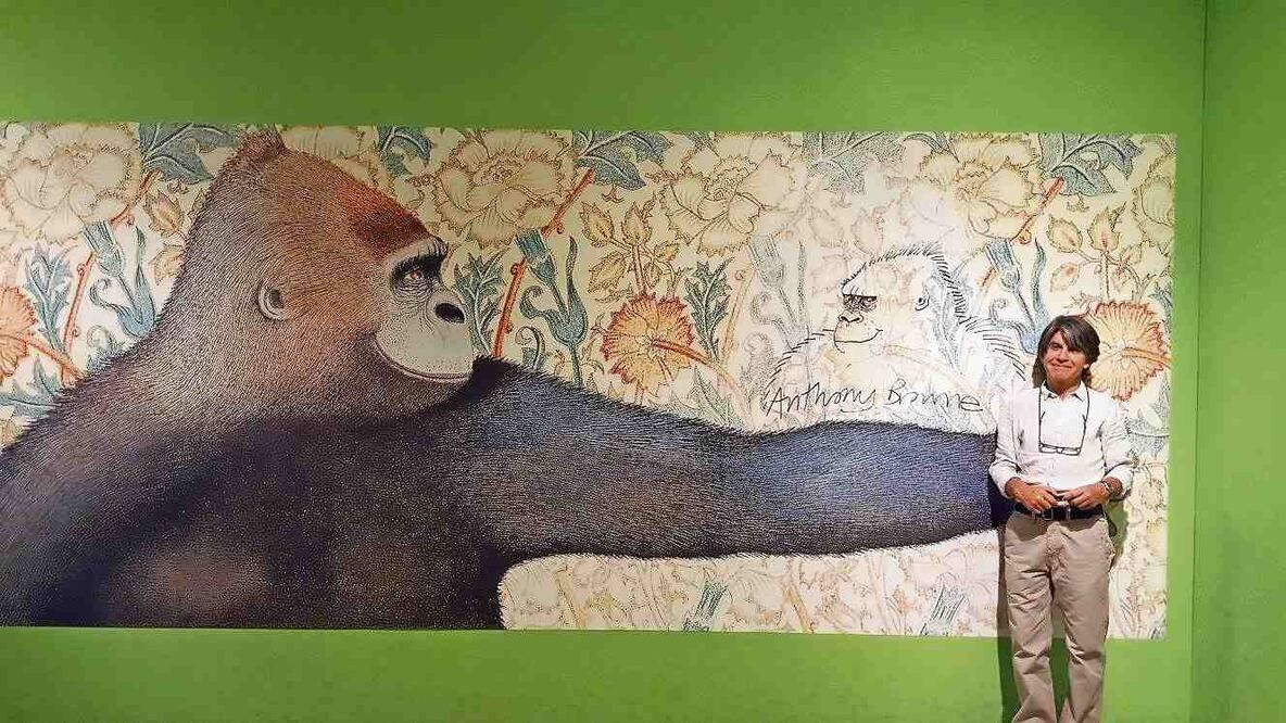 El ilustrador Anthony Browne en la exposición Anthony Browne's Happy Museum, organizada en Seúl, en 2016. Crédito: Página de Facebook del artista