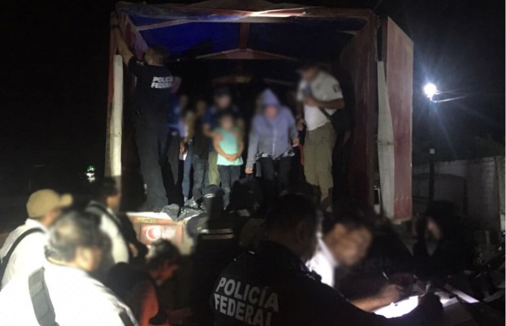 La Policía Federal informó que las personas viajaban hacinadas a bordo de un tráiler. Foto: Especial