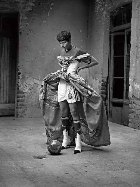 Muriel “Melón” Rivas posa con un uniforme de futbol intervenido con vestido y un corsé en una de las imágenes de Birds of Mexico City, serie en la que Pieter Henket explora nuevas expresiones de identidad y género. Crédito: Copyright: Pieter Henket. Cortesía de Damiani Books