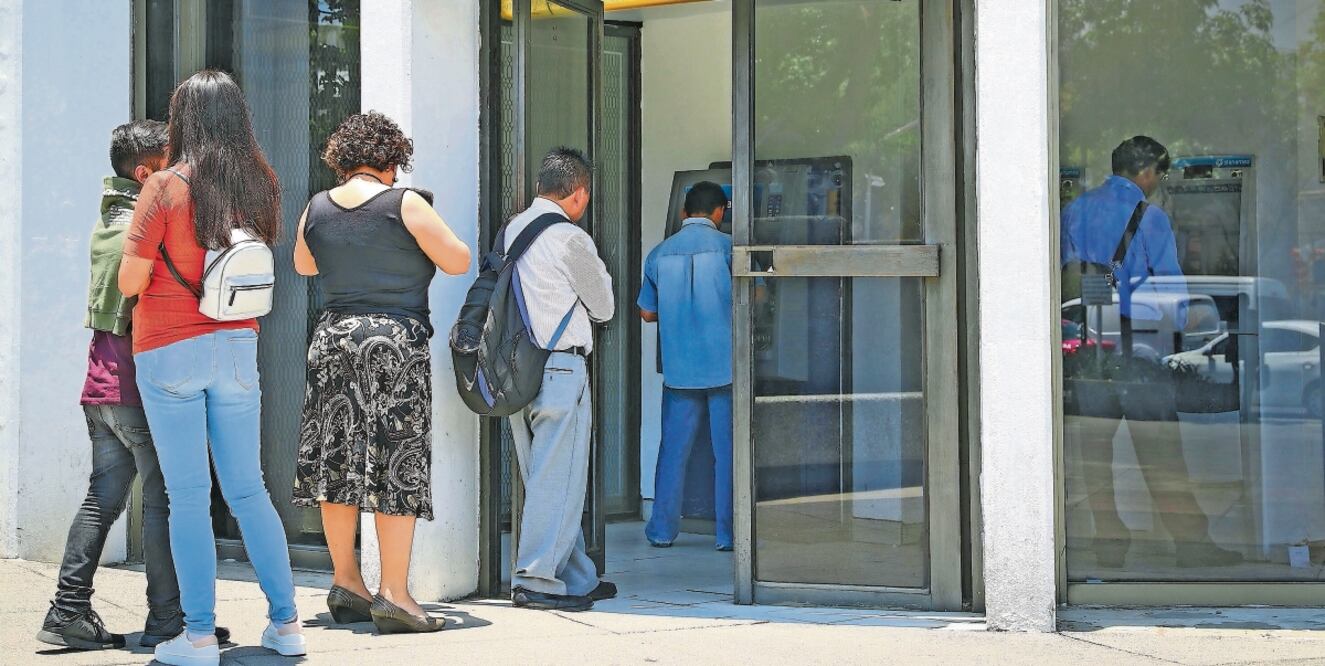 En tarjetas de débito hay alta incidencia de quejas sobre operaciones en cajeros automáticos con retiros no reconocidos, documentó la Condusef. Foto: Arcchivo | El Universal