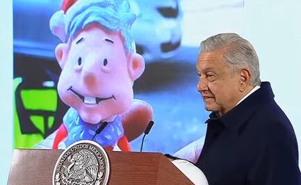 Llegan a Palacio Nacional los muñequitos “Santa AMLO” y “AMLO beisbolista”