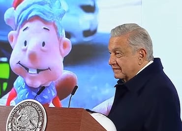 Llegan a Palacio Nacional los muñequitos “Santa AMLO” y “AMLO beisbolista”