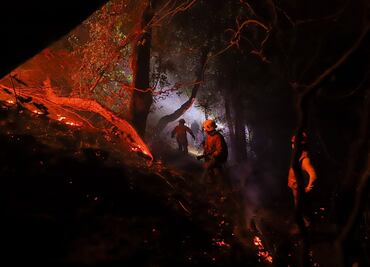 Población de Tepoztlán, en alerta ante incendio forestal cercano con algunas casas; controlan zona de riesgo