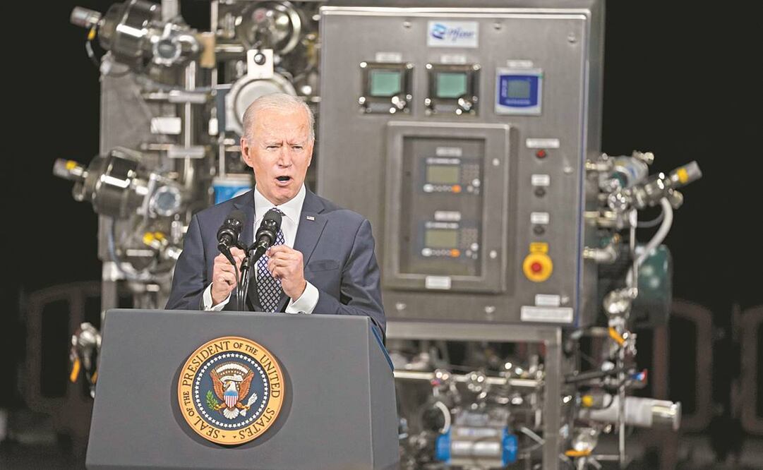 El presidente de EU, Joe Biden, ayer durante una visita a una planta de Pfizer, en Portage, Míchigan. Foto: Evan Vucci. AP
