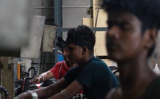 VIDEO: En India trabajadores entrenan con videos a robots de inteligencia artificial; es para que realicen empleos humanos