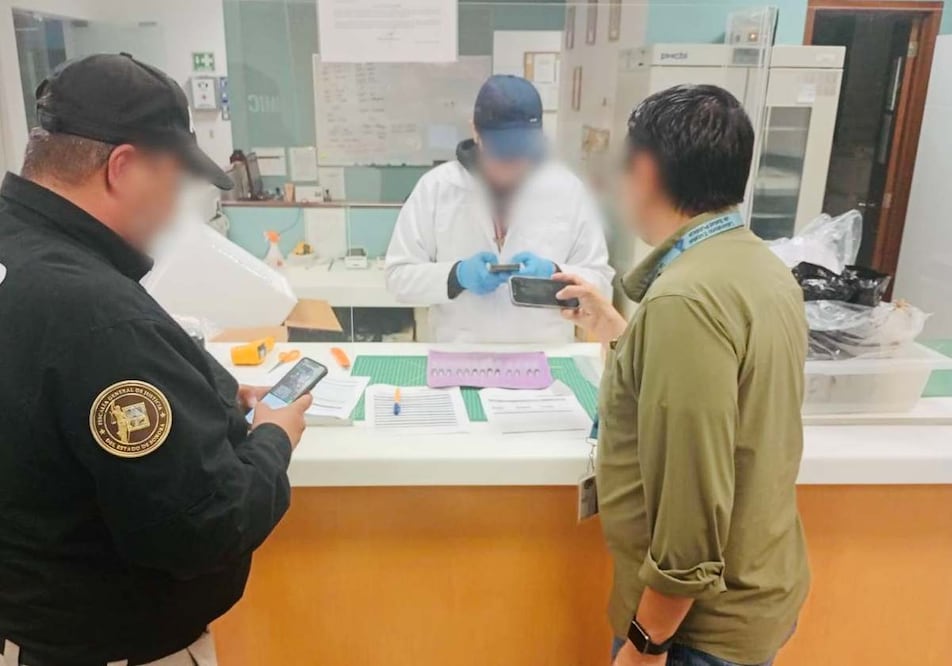 Envían a laboratorio nacional muestras de "sueros vitaminados" ligados a 4 muertes en Hermosillo. Foto: Especial