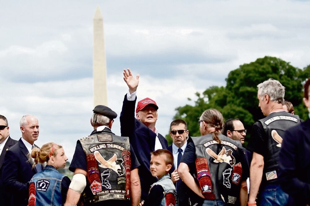 Donald Trump, virtual candidato presidencial republicano, se reunió ayer con motociclistas, quienes rindieron homenaje a los veteranos de guerra, en Washington (JAMES LAWLER DUGGAN. REUTERS)