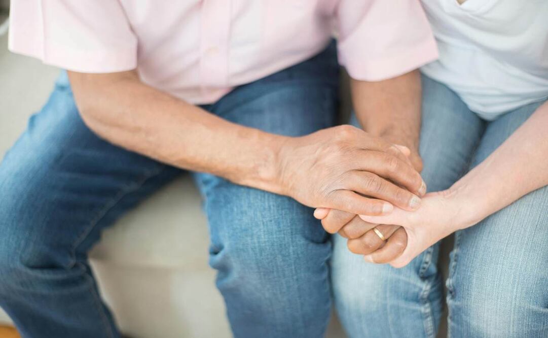 Mujer y hombre se toman de las manos, concepto de unión / Foto: Pexels