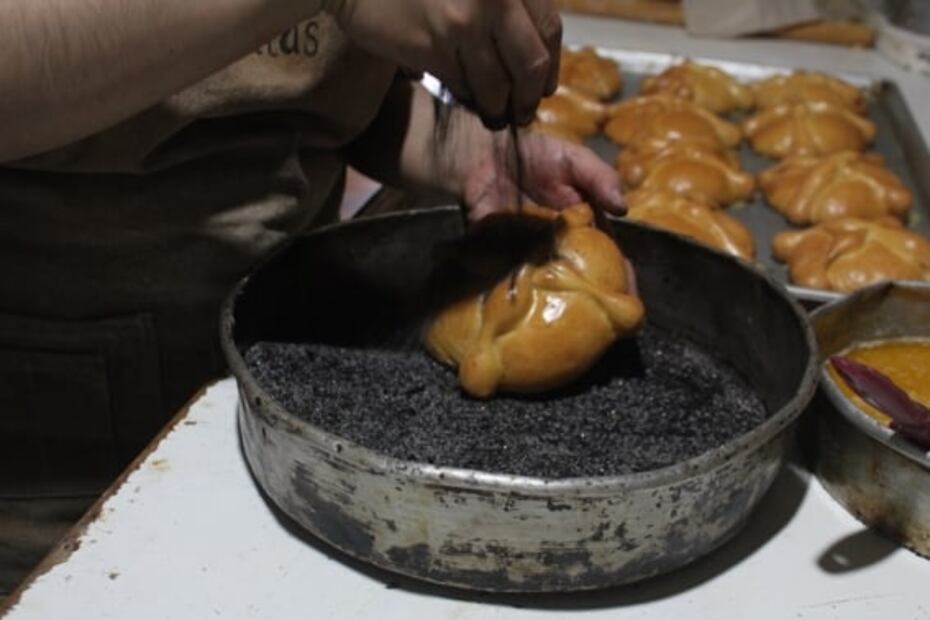 Cenizas y ajonjolí para amasar el pan de muerto
