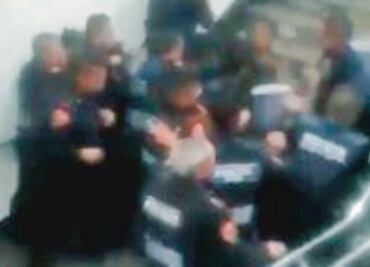 Captan a policías golpeando a hombre en Metro Zócalo