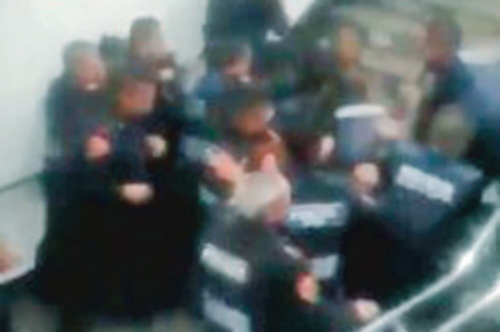 La grabación. El video que dura poco más de dos minutos, fue tomado el pasado sábado en las escaleras de la estación Zócalo. Foto: TOMADA DE VIDEO