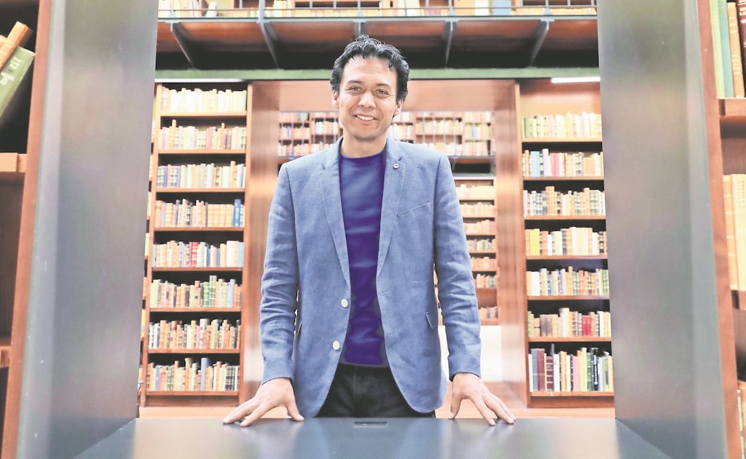 Marx Arriaga, doctor en Filología Hispánica por la Universidad Complutense de Madrid, en las instalaciones de la Biblioteca México, entre los estantes de la biblioteca personal de Alí Chumacero. (LUCÍA GODÍNEZ. EL UNIVERSAL)