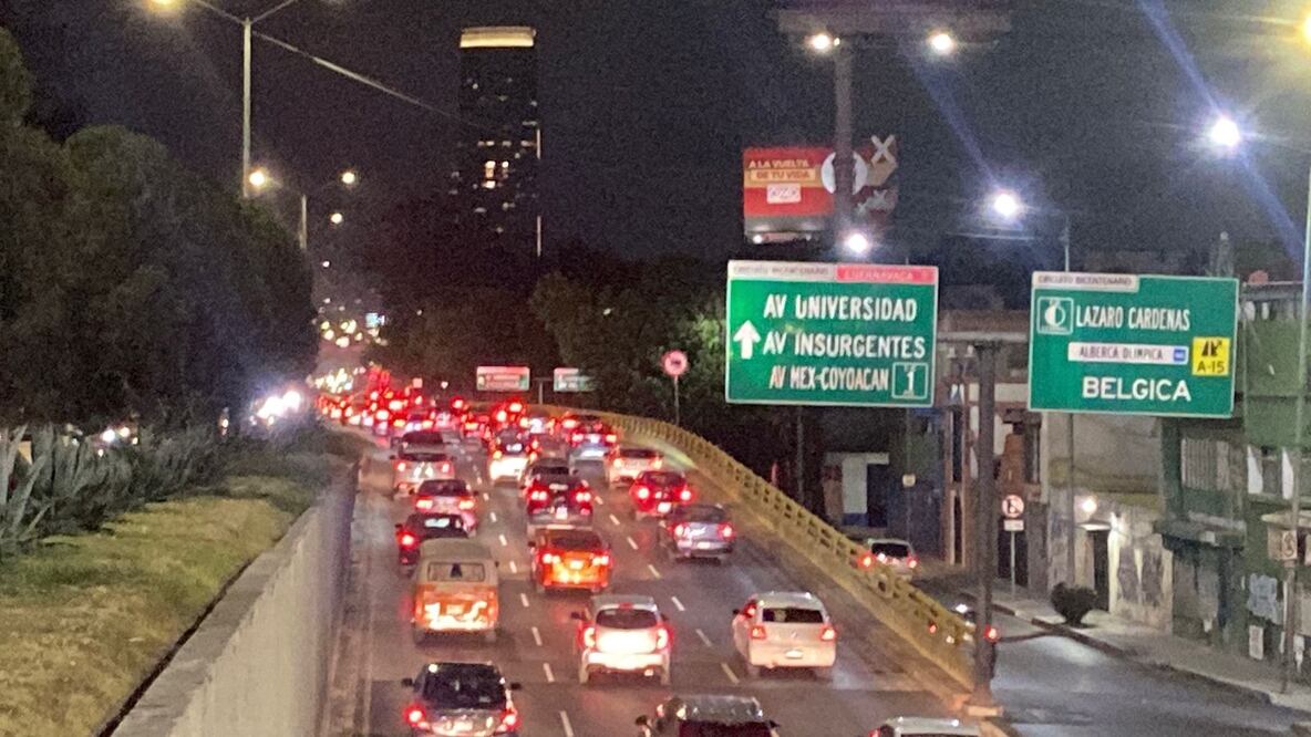 La noche de este viernes 20 de diciembre las principales vialidades de la CDMX reportan una intensa carga vehicular al iniciar oficialmente, las vacaciones de la temporada. (Foto: Juan Carlos Williams)