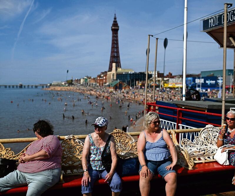 Ante la ola de calor que impacta a Inglaterra, la gente decidió refrescarse en el mar. Este lunes se prevén temperaturas más elevadas. Foto: OLI SCARFF/AFP