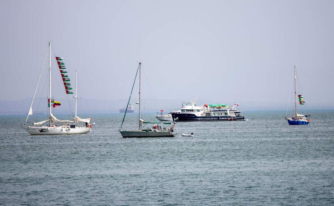 Los barcos de la Flotilla Global Sumud que se dirigen a Gaza anclados frente a la costa de Sidi Bou Saïd en Túnez, el martes 9 de septiembre de 2025. (Foto AP/Anis Mili)
